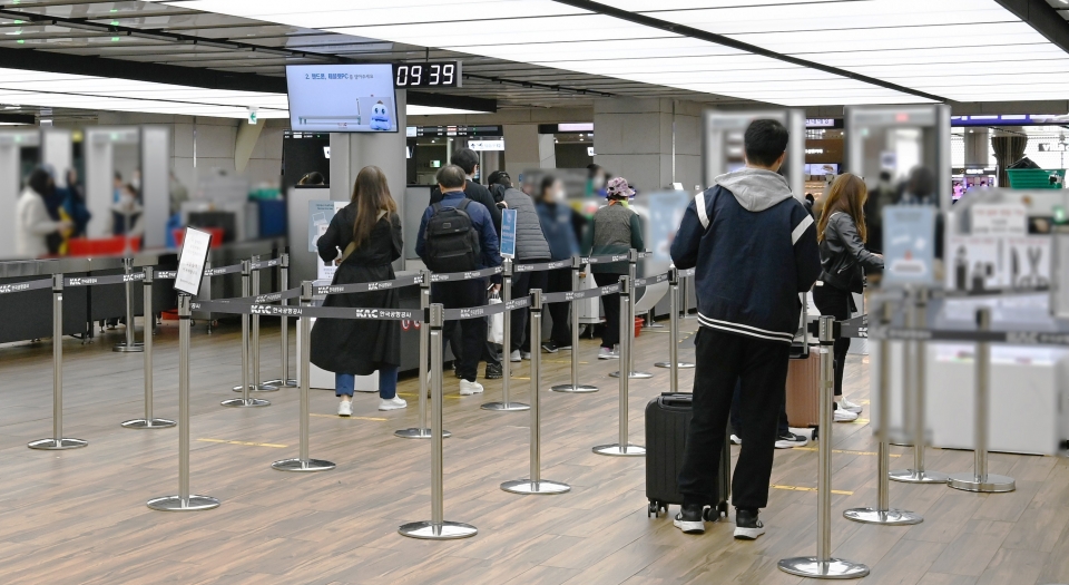 ▲ 김포공항 국내선 보안검색장에서 순서를 기다리는 여행객들. 사진제공=한국공항공사